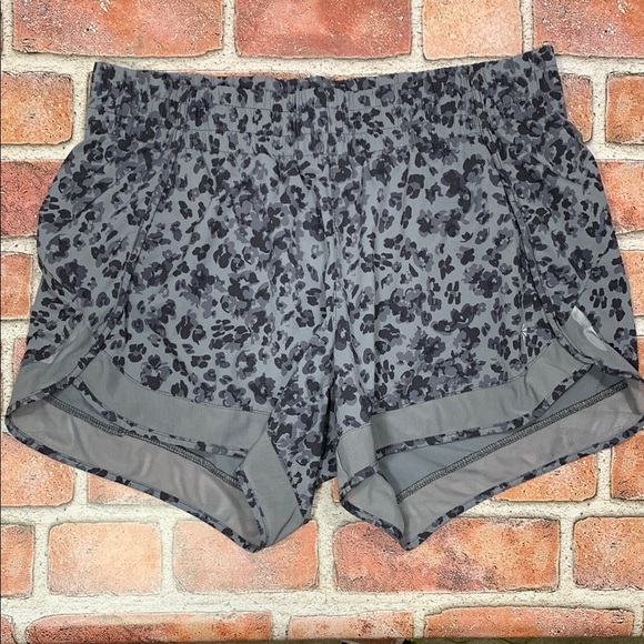 Athleta Gray Leopard Print Shorts size Small - Picture 2 of 9